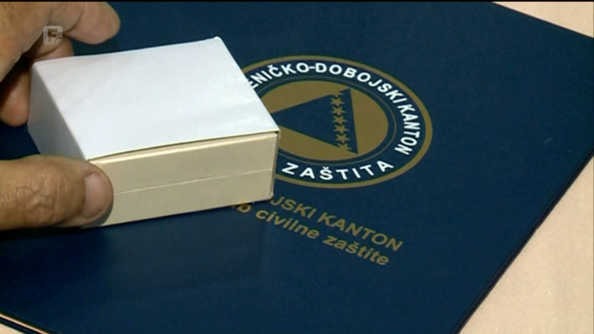 Muharemu Hujduru i Erminu Mujezinoviću zlatne značke Civilne zaštite ZDK-a